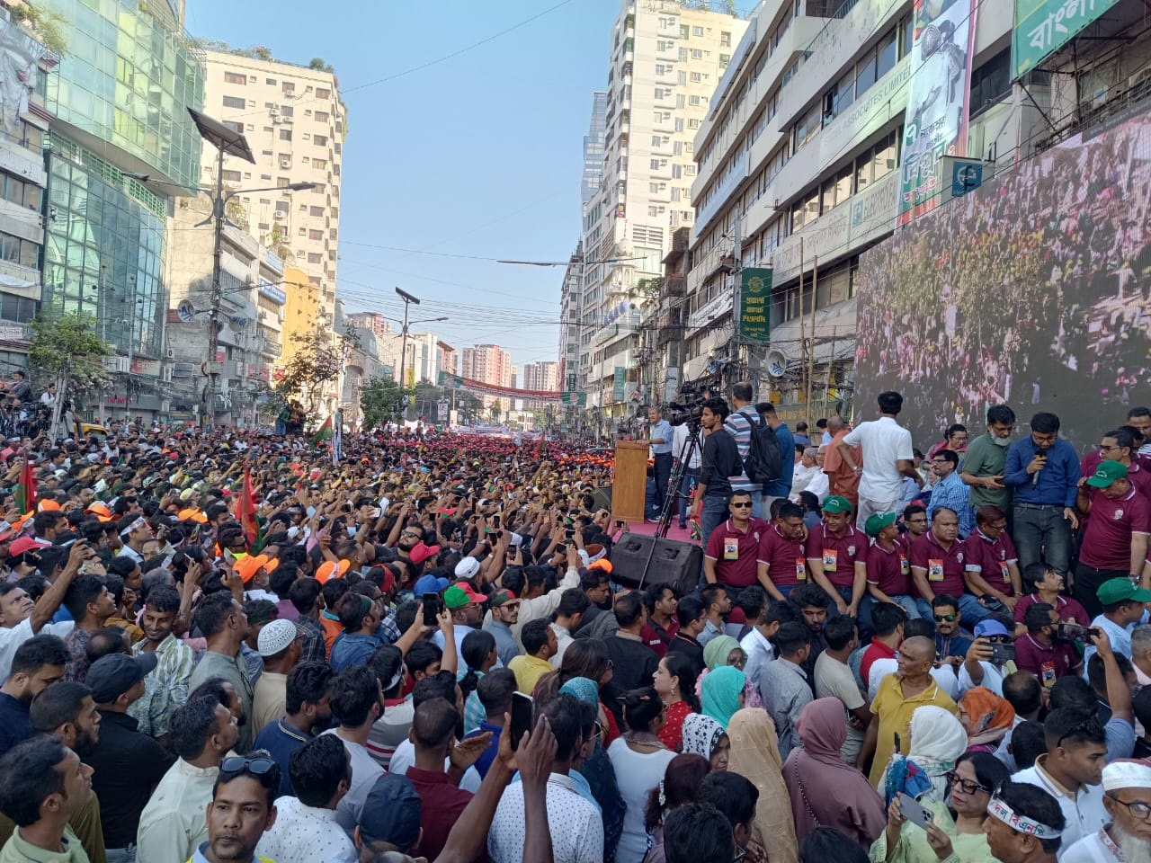 শোভাযাত্রার আগে নয়াপল্টনে বিএনপি নেতাকর্মীদের ঢল