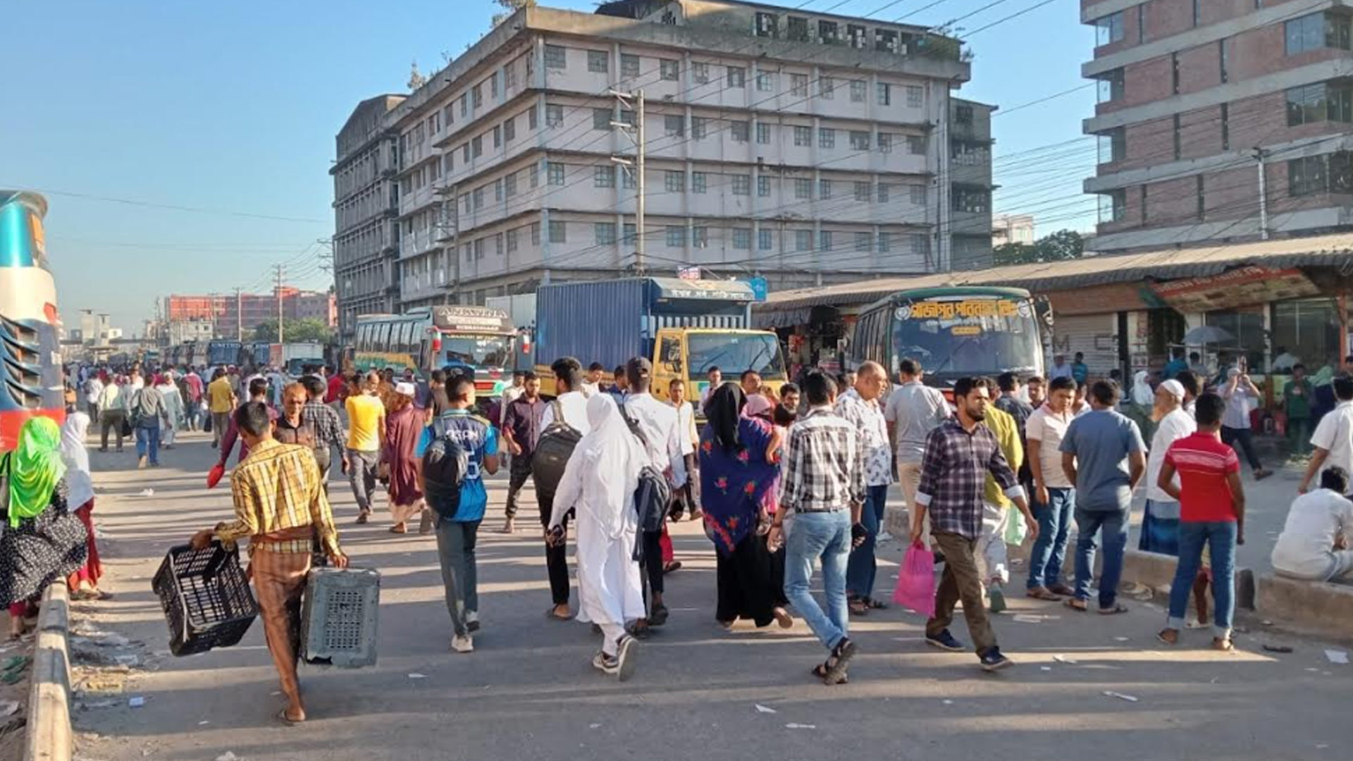 গাজীপুর আজও শ্রমিক বিক্ষোভ, ১৫ কিলোমিটার এলাকাজুড়ে যানজট