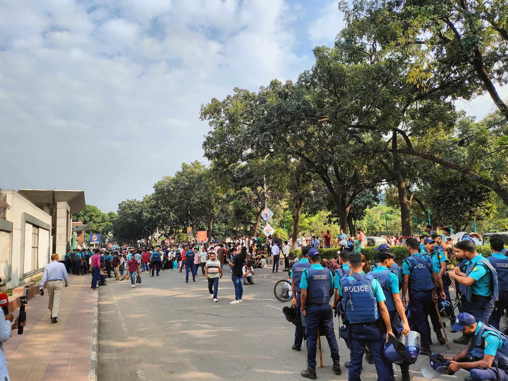 জবি শিক্ষার্থীদের অবস্থান, সচিবালয়ের সব গেট বন্ধ