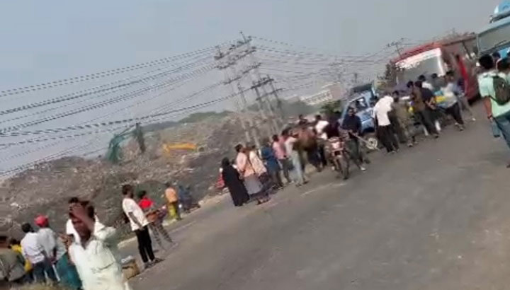বকেয়ার দাবিতে বেক্সিমকো শ্রমিকদের ঢাকা-টাঙ্গাইল মহাসড়ক অবরোধ