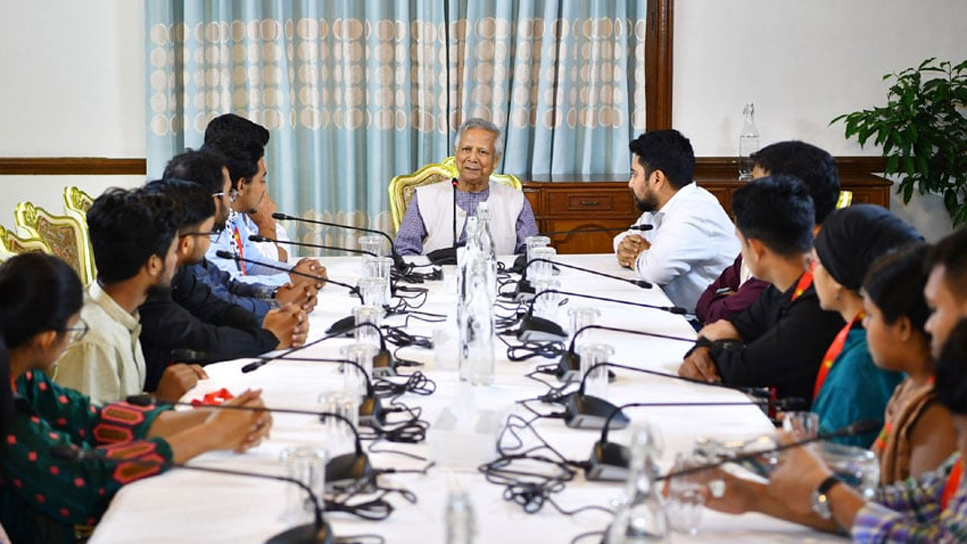 প্রধান উপদেষ্টার সঙ্গে ছাত্রনেতাদের বৈঠক: ভারতের সঙ্গে চুক্তি প্রকাশের দাবি