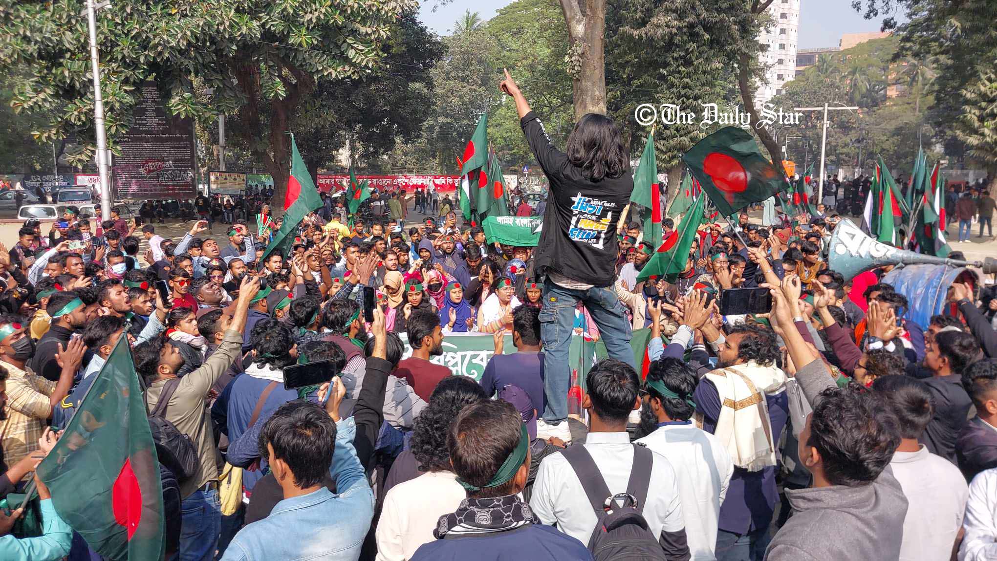 মার্চ ফর ইউনিটি: সকাল থেকেই শহীদ মিনারে জড়ো হচ্ছে ছাত্র-জনতা