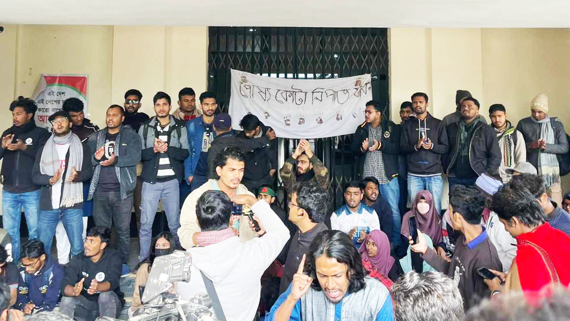 পোষ্য কোটা বাতিলসহ ৩ দাবিতে রাবির প্রশাসনিক ভবনে শিক্ষার্থীদের তালা