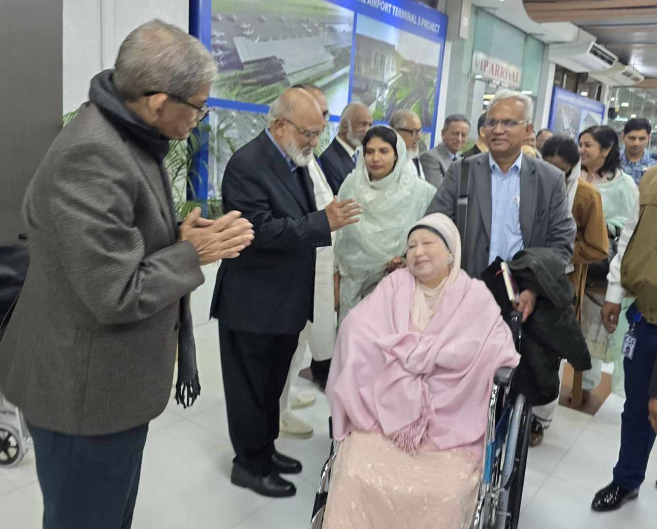 লন্ডনের উদ্দেশে ঢাকা ছেড়েছে খালেদা জিয়াকে বহনকারী এয়ার অ্যাম্বুলেন্স