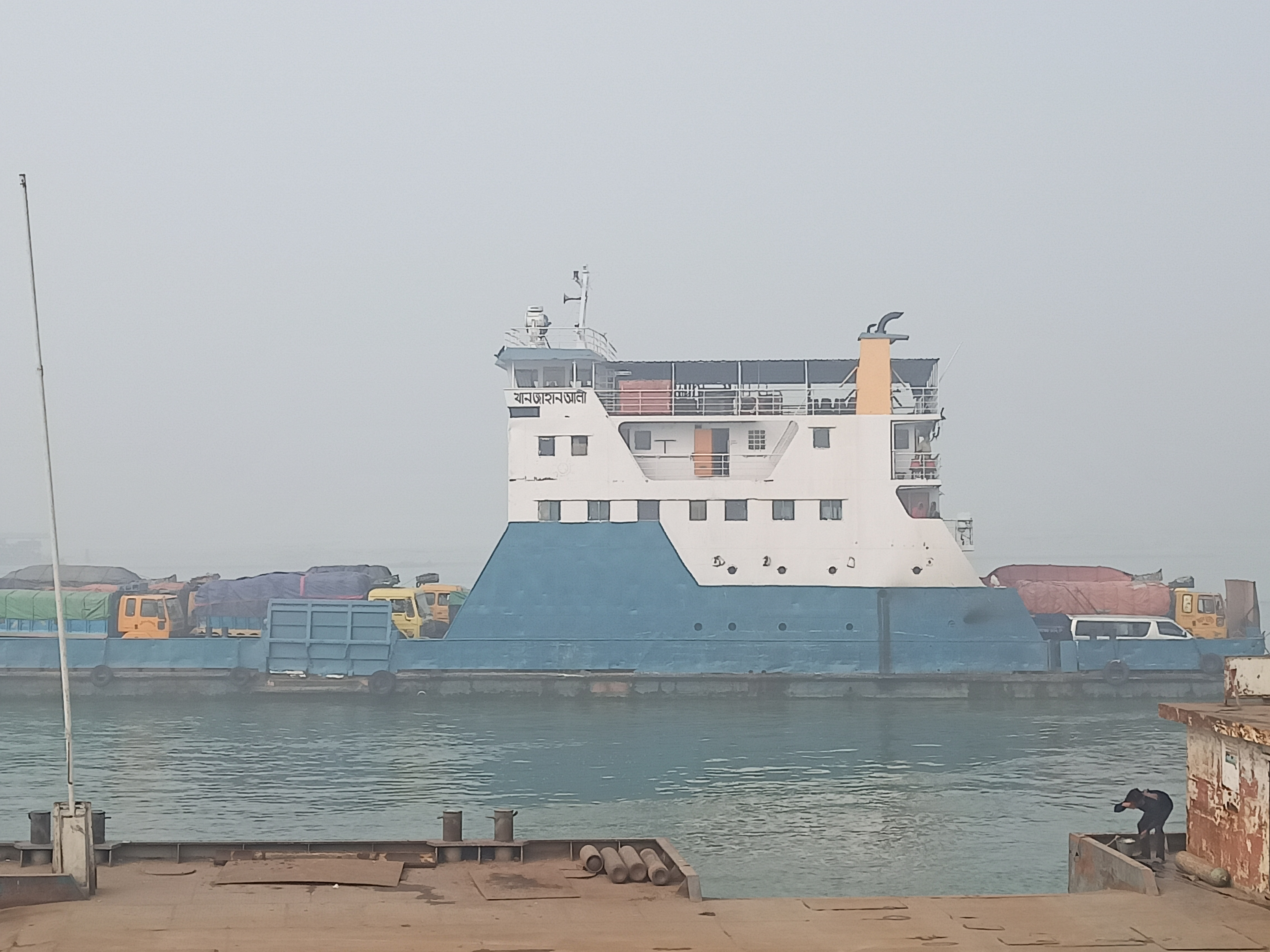 ঘন কুয়াশায় আরিচা-কাজিরহাট, পাটুরিয়া-দৌলতদিয়া রুটে ফেরি চলাচল বন্ধ