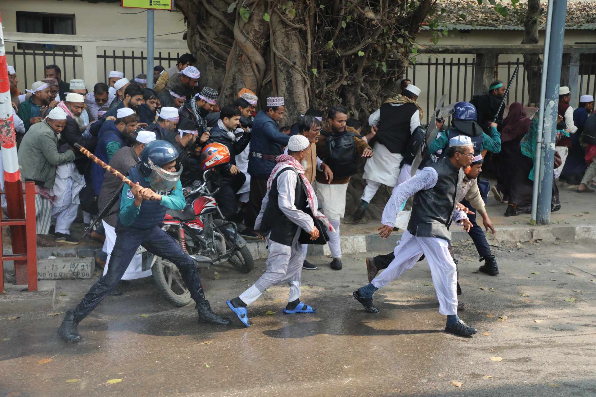 শাহবাগে ইবতেদায়ি শিক্ষকদের সমাবেশে পুলিশের লাঠিপেটা, জলকামান