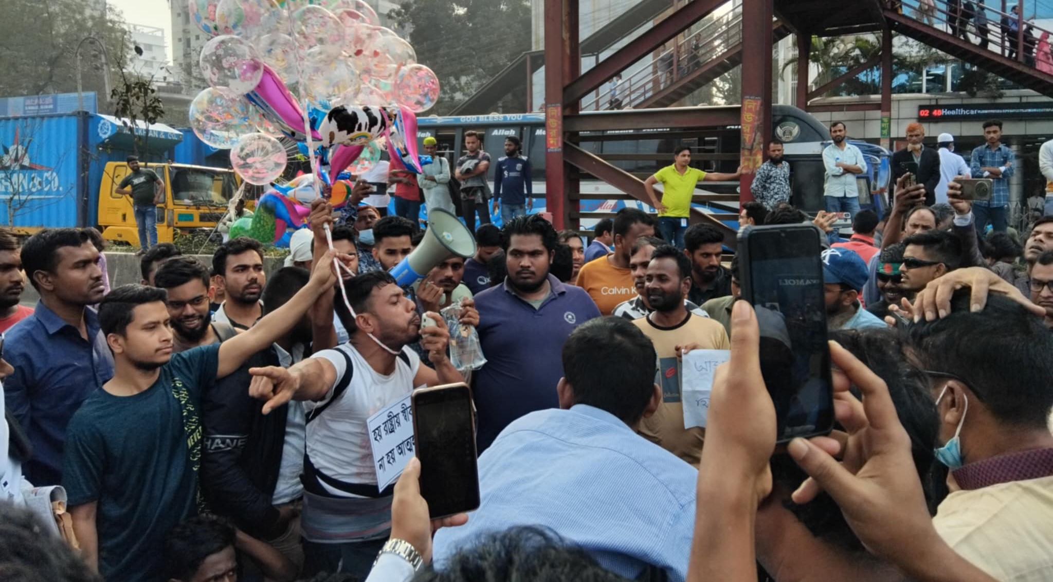 সচিবালয় যাচ্ছেন না অভ্যুত্থানে আহতরা, শিশুমেলা সড়কেই অবস্থানের ঘোষণা