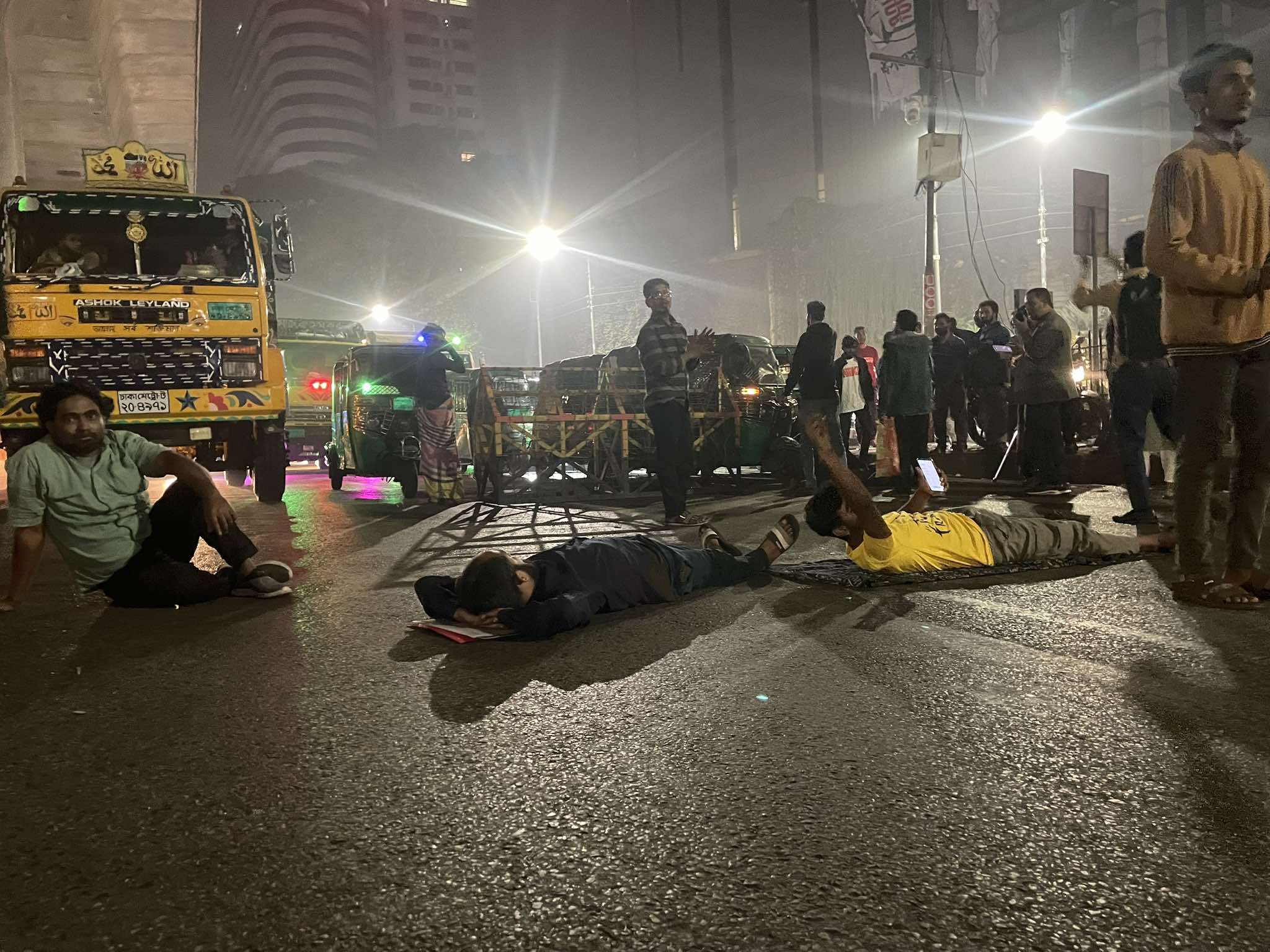 প্রধান উপদেষ্টার বাসভবনে যেতে বাধা, ইন্টারকন্টিনেন্টালের সামনে অভ্যুত্থানে আহতদের অবস্থান