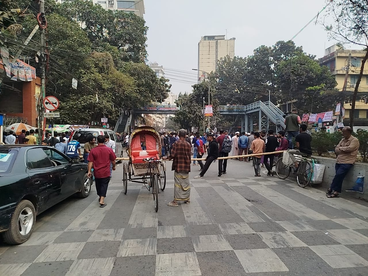 আবারও সড়ক অবরোধে তিতুমীর শিক্ষার্থীরা