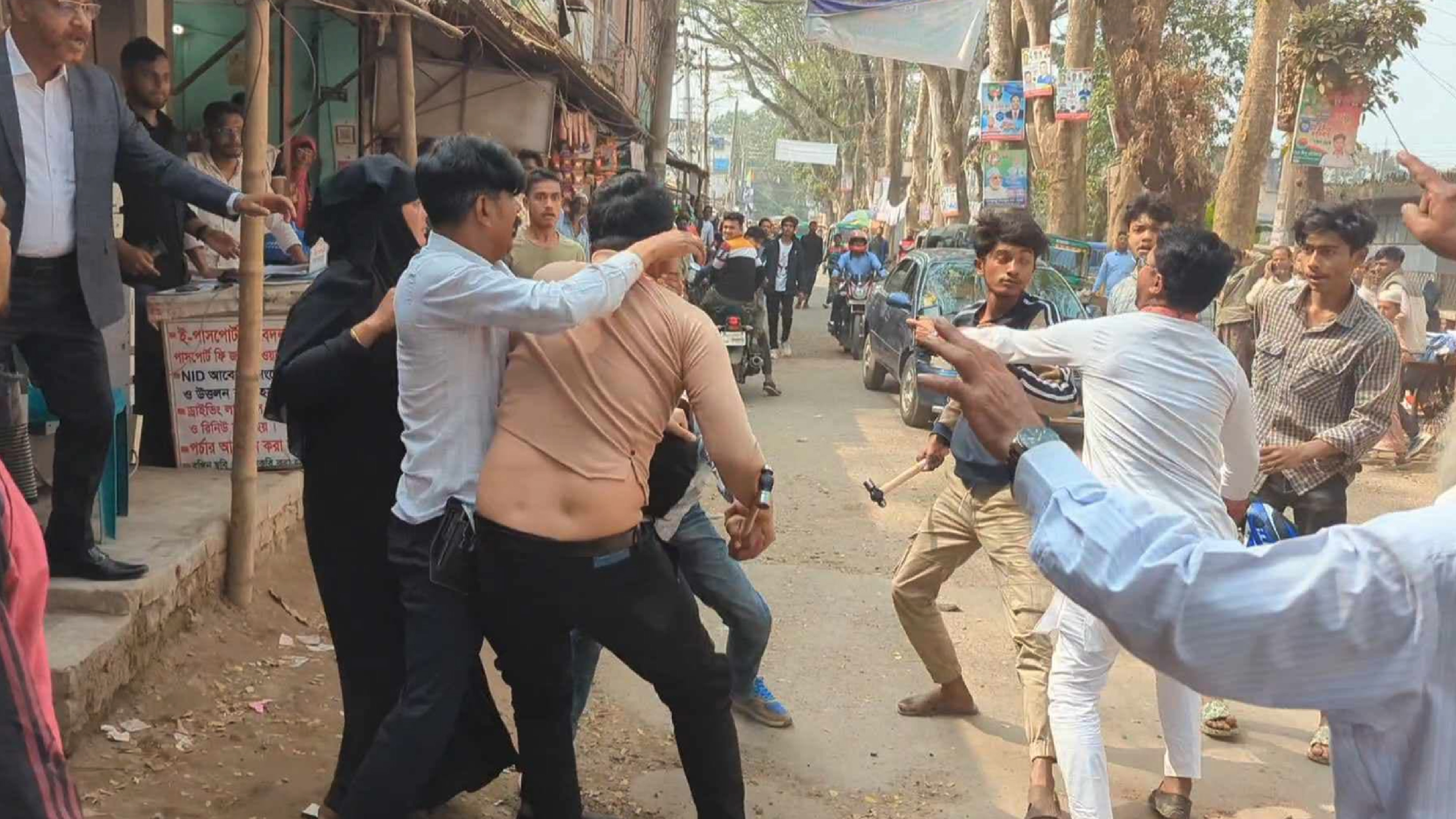 সংবাদ প্রকাশের জেরে সাংবাদিককে ছুরিকাঘাত, বাঁচাতে গিয়ে আহত আরও ৩