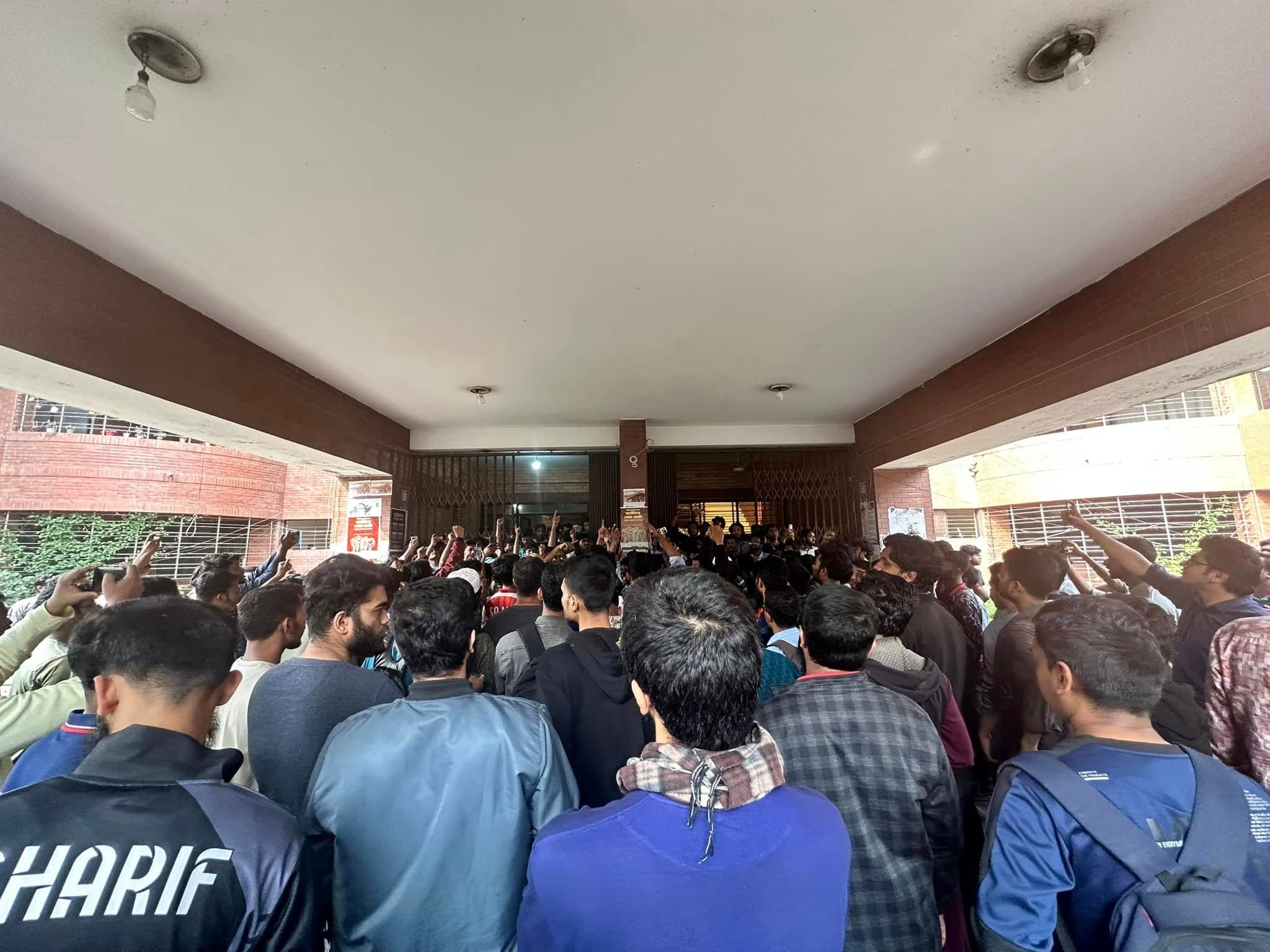 জাহাঙ্গীরনগরে পোষ্য কোটা বাতিল দাবিতে অনড় শিক্ষার্থীরা, কর্মচারীদের কর্মবিরতির ডাক