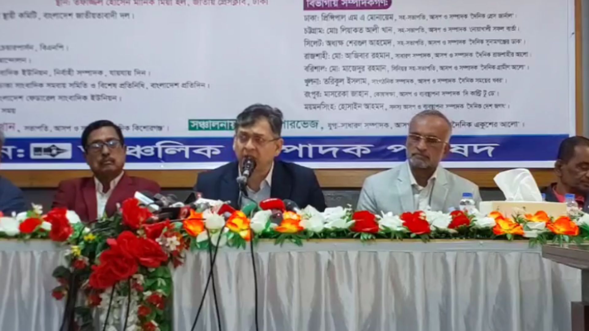 আওয়ামী লীগ নামে কেউ বাংলাদেশে রাজনীতি করতে পারবে না: সালাহউদ্দিন আহমেদ