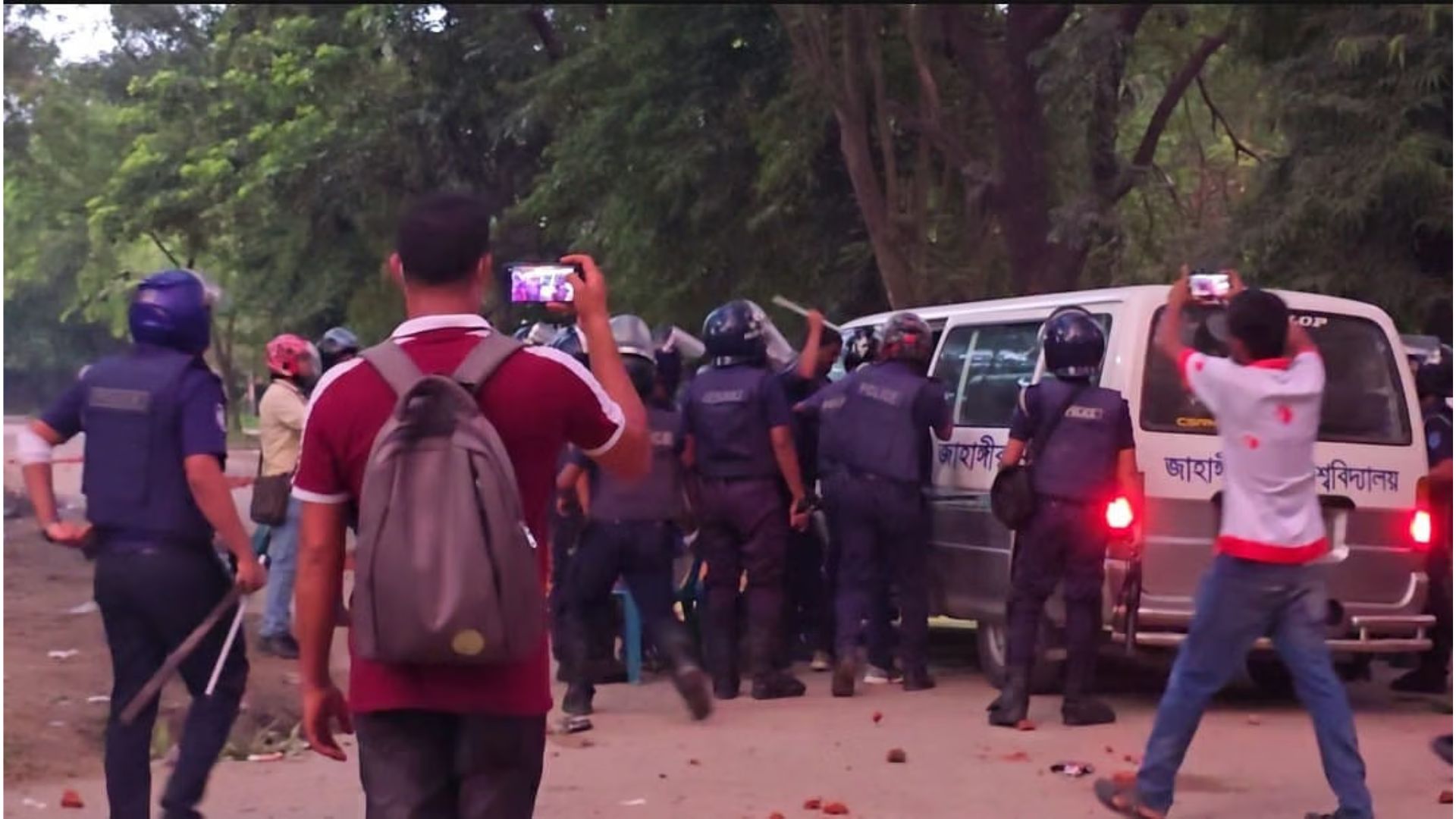 নিরাপত্তা বাহিনী-আন্দোলনকারী উভয়েরই আক্রমণের শিকার হয়েছেন সাংবাদিকরা