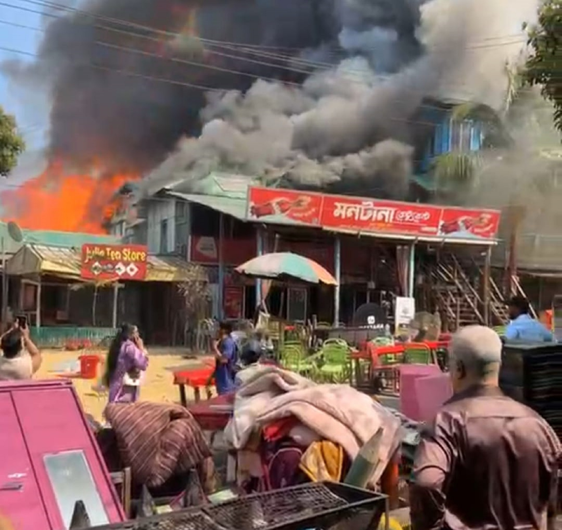 সাজেকে আগুন ছড়িয়ে পড়েছে একাধিক কটেজ ও রেস্টুরেন্টে