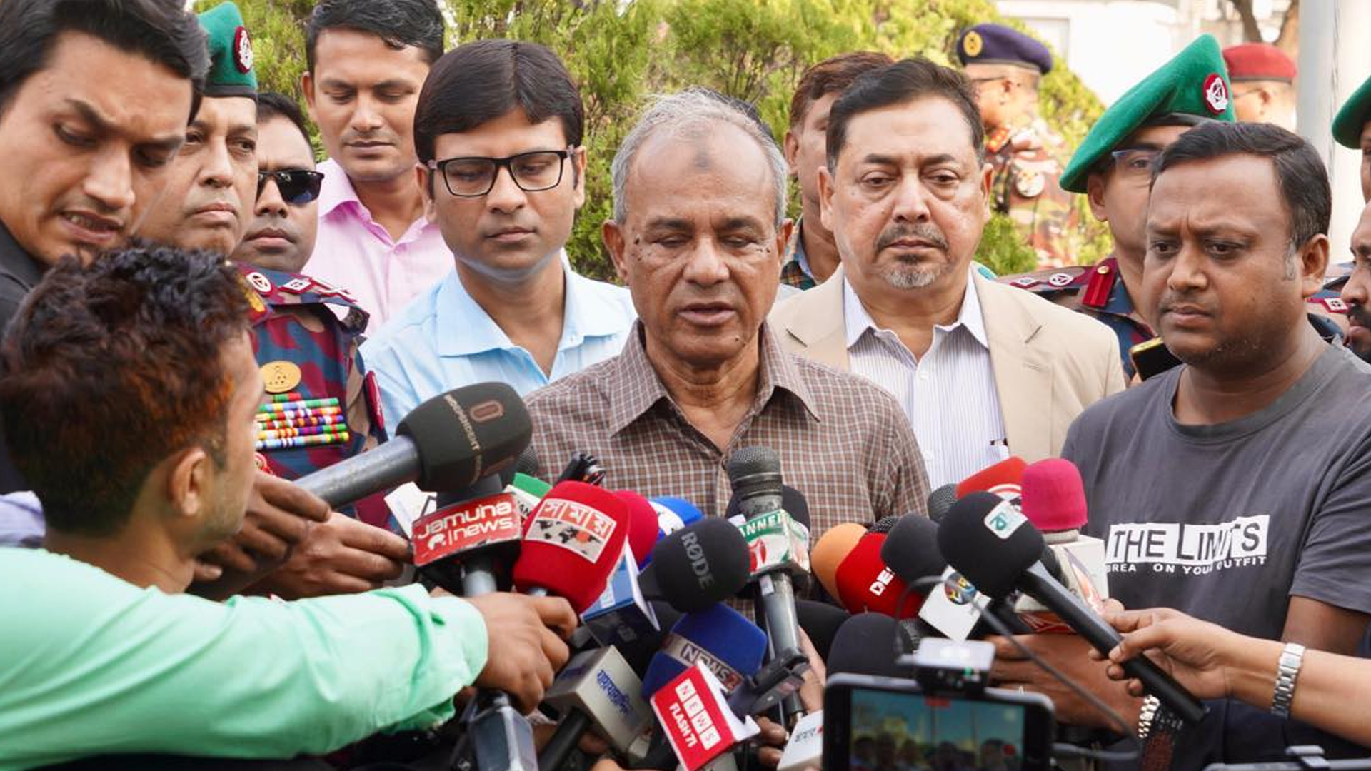 দায়িত্ব পালনে আইনশৃঙ্খলা বাহিনীর গাফিলতি পেলে ব্যবস্থা: স্বরাষ্ট্র উপদেষ্টা