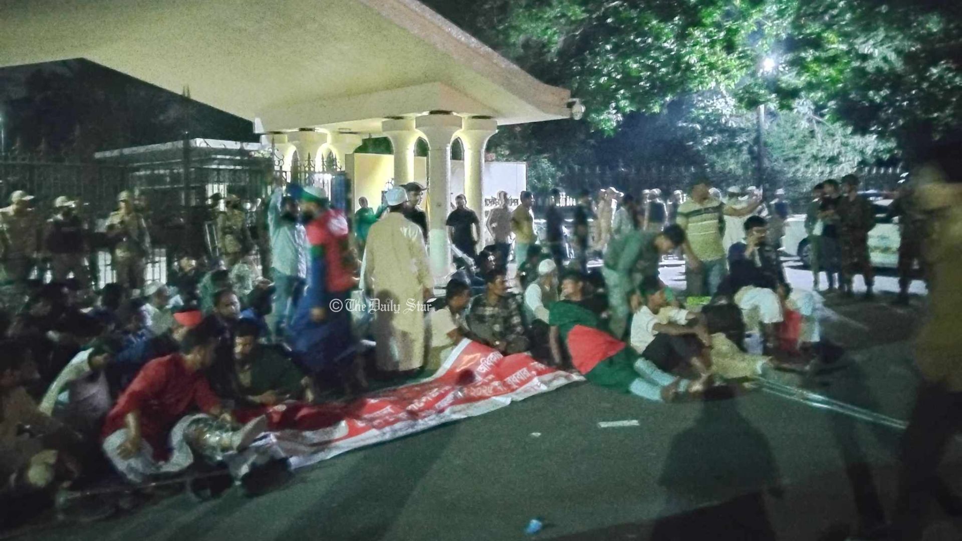৩ দাবিতে ৮ ঘণ্টা ধরে প্রধান উপদেষ্টার কার্যালয়ের সামনে অভ্যুত্থানে আহত ও শহীদ পরিবার