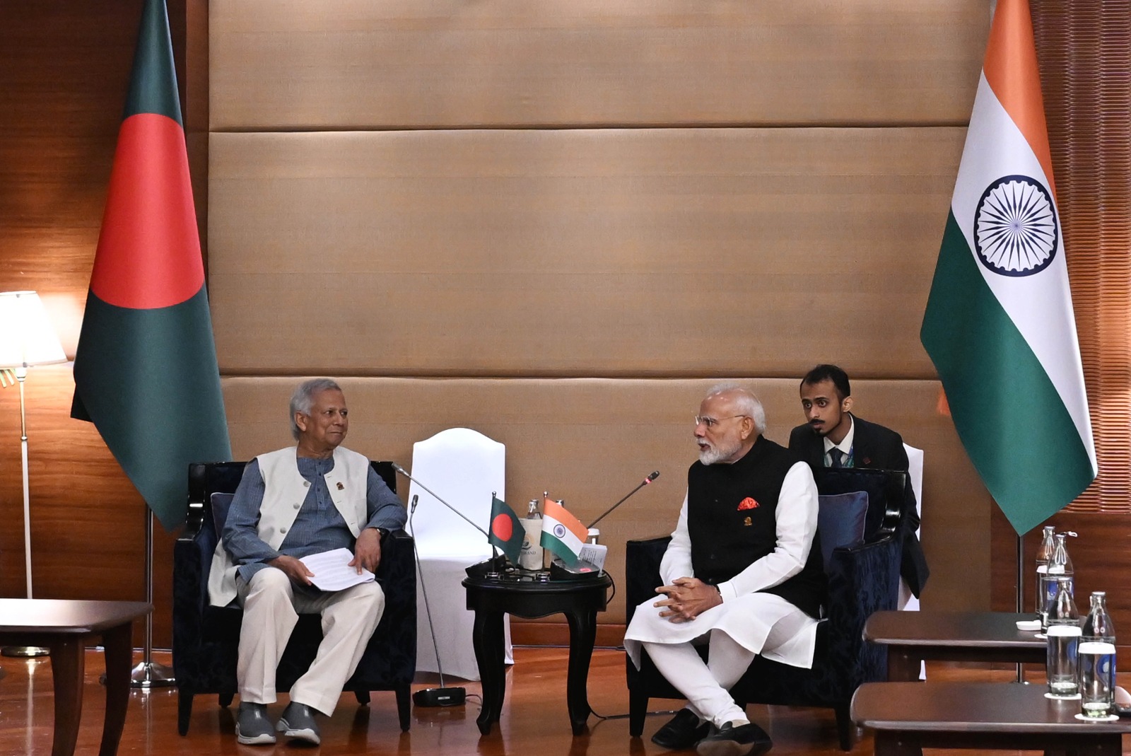 ইউনূস-মোদির বৈঠকে হাসিনার প্রত্যর্পণ, সীমান্ত হত্যা ও পানিবণ্টন নিয়ে আলোচনা