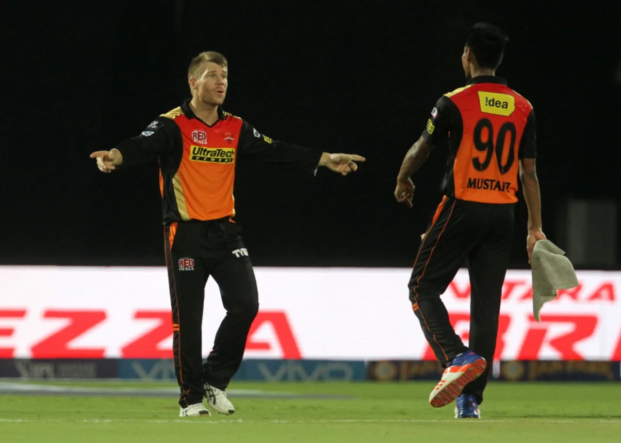 মোস্তাফিজের সঙ্গে ইশারা ভাষায় কথা বলে যে বিপত্তিতে পড়েছিলেন ওয়ার্নার