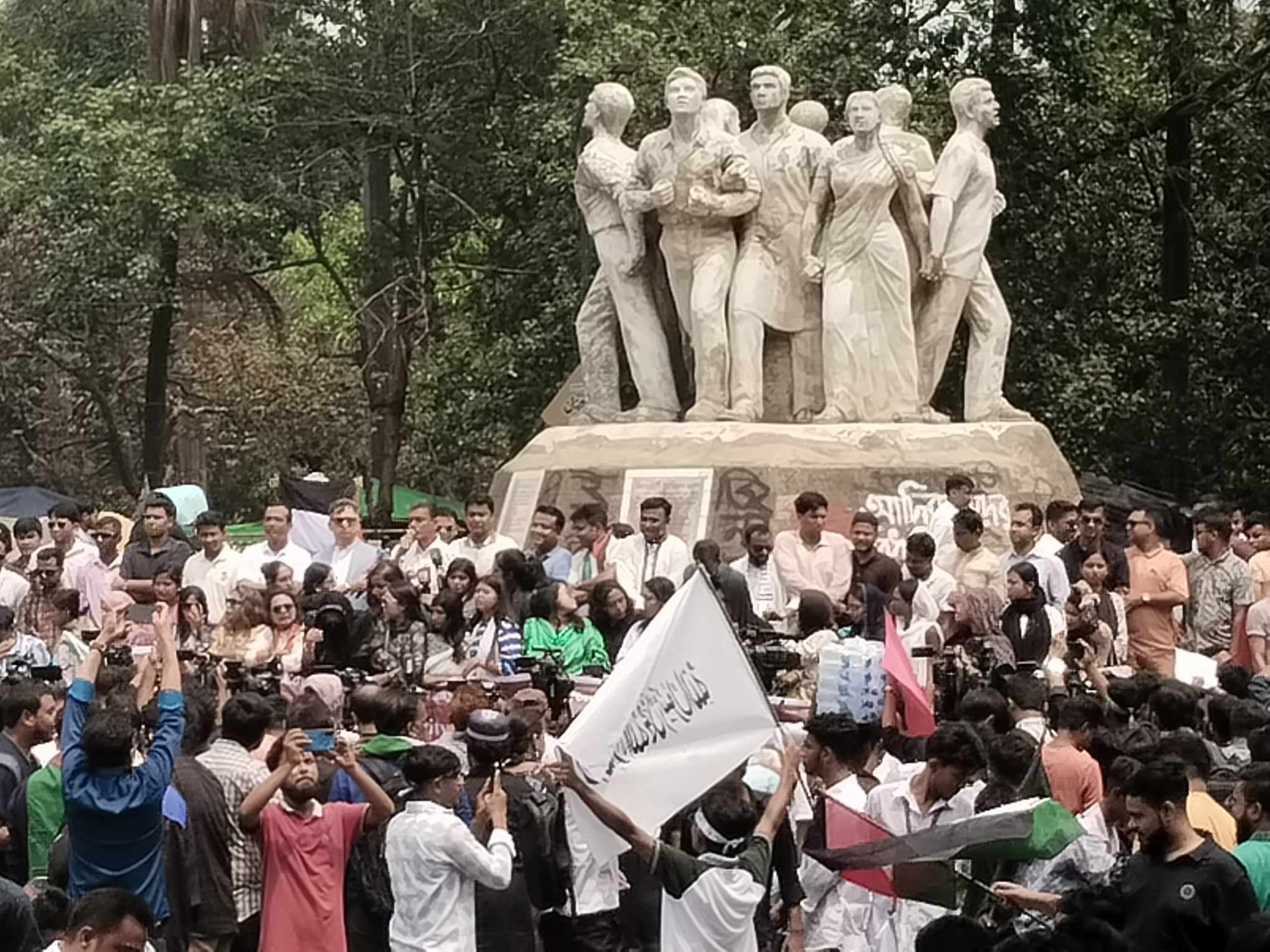 গাজায় ইসরায়েলি গণহত্যার প্রতিবাদে ঢাবিতে ছাত্রদলের বিক্ষোভ