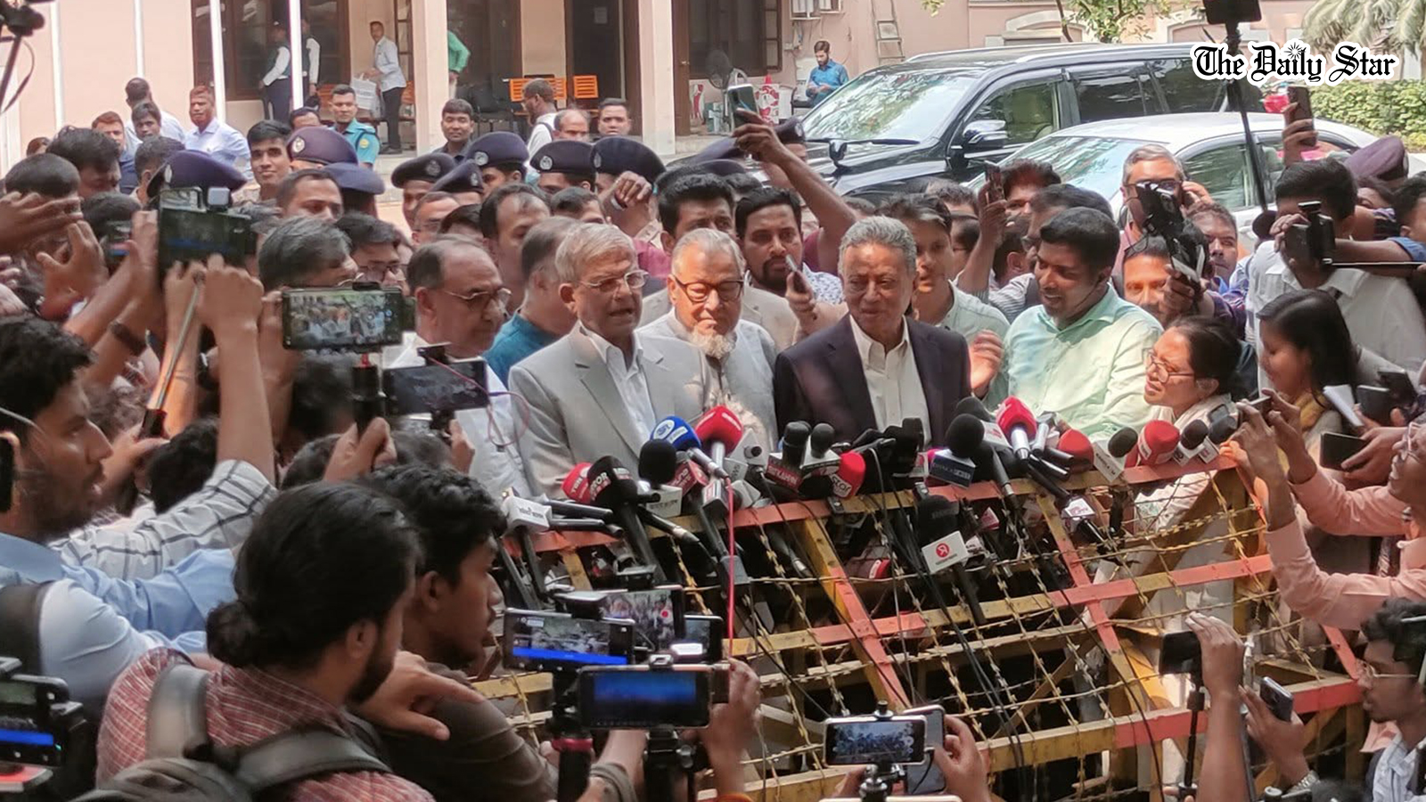নির্বাচন নিয়ে প্রধান উপদেষ্টার সঙ্গে বৈঠক, ‘একেবারেই সন্তুষ্ট নয়’ বিএনপি