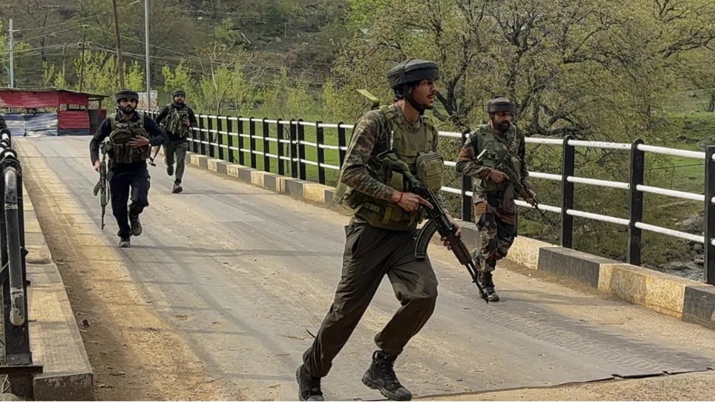 ভারতের কাশ্মীরে বন্দুক হামলায় অন্তত ২৪ পর্যটক নিহত