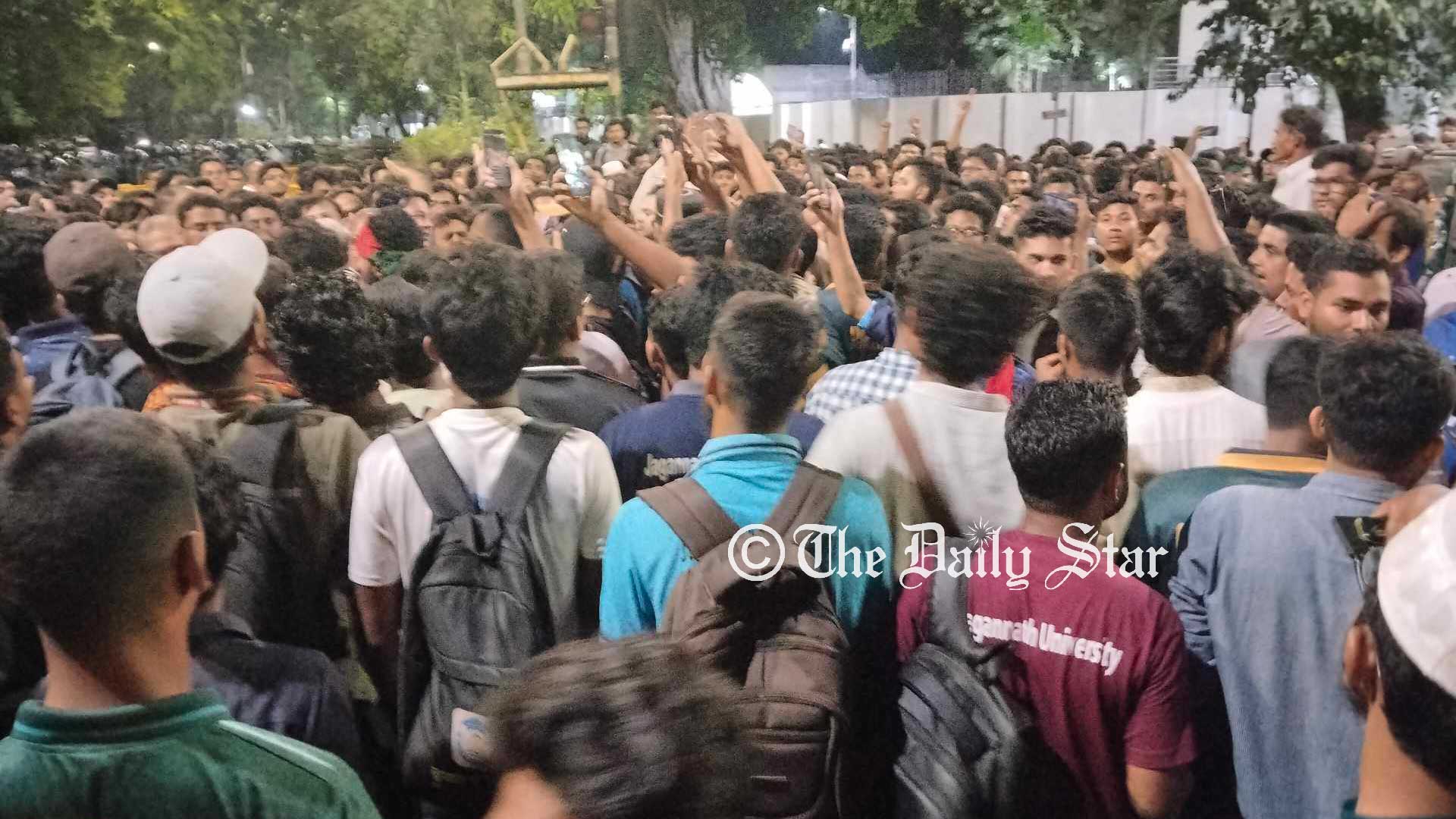 প্রধান উপদেষ্টার সঙ্গে দেখা না করে সড়ক ছাড়বেন না জবি শিক্ষার্থীরা
