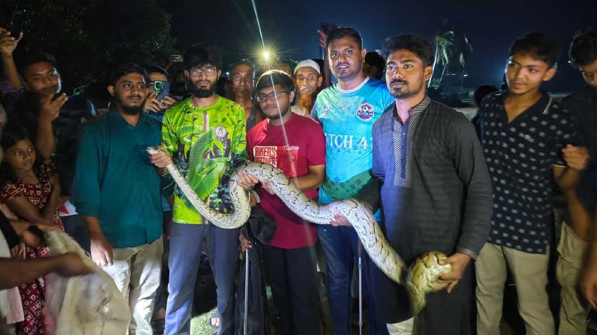 চবিতে ১২ ফুট দৈর্ঘ্যের অজগর উদ্ধার, জঙ্গলে অবমুক্ত