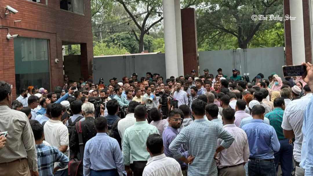 ‘কঠোর’ আইনে আপত্তি জানিয়ে সচিবালয় কর্মচারীদের বিক্ষোভ