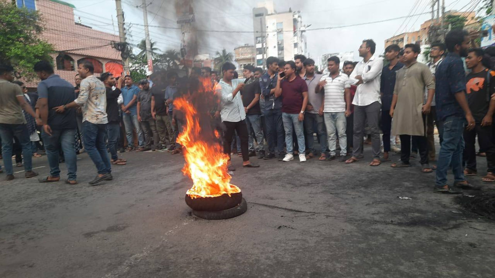 এসআই সুকান্তকে ছেড়ে দেওয়ায় কেএমপি ঘেরাও, পুলিশ কমিশনার অবরুদ্ধ
