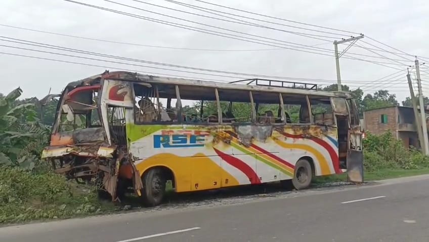 ফরিদপুরে সড়ক দুর্ঘটনায় জব্দ করা বাসে আগুন