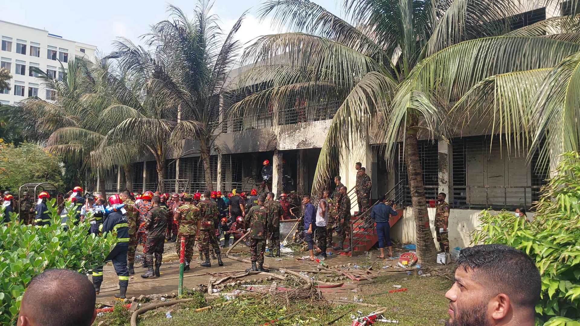 মাইলস্টোনে যুদ্ধবিমান বিধ্বস্ত: আহতদের হাসপাতালে নেওয়া হচ্ছে মেট্রোরেলে