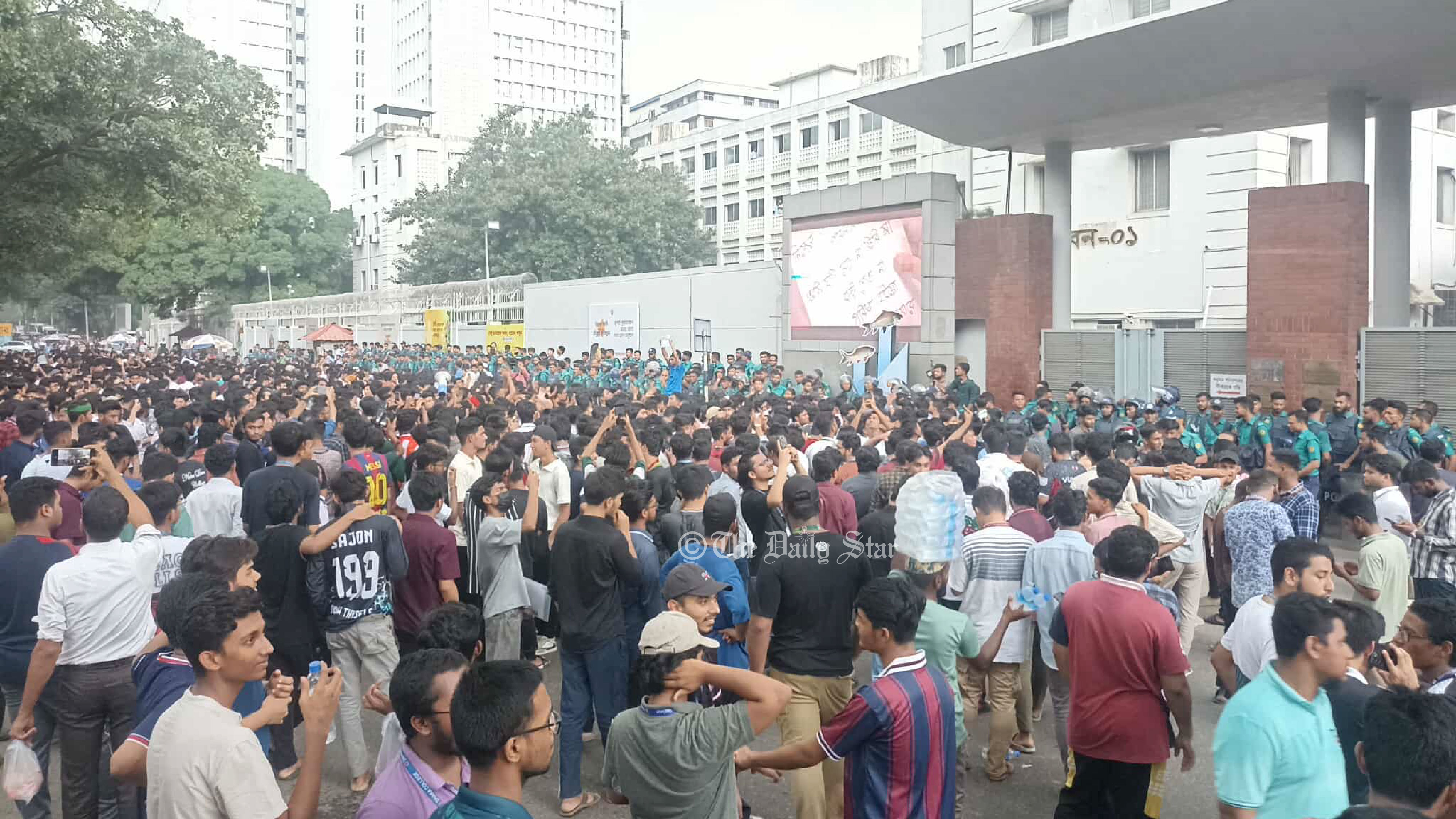 সচিবালয়ের ভেতরে ঢুকে পড়া শিক্ষার্থীদের লাঠিচার্জ, আহত অন্তত ৪০