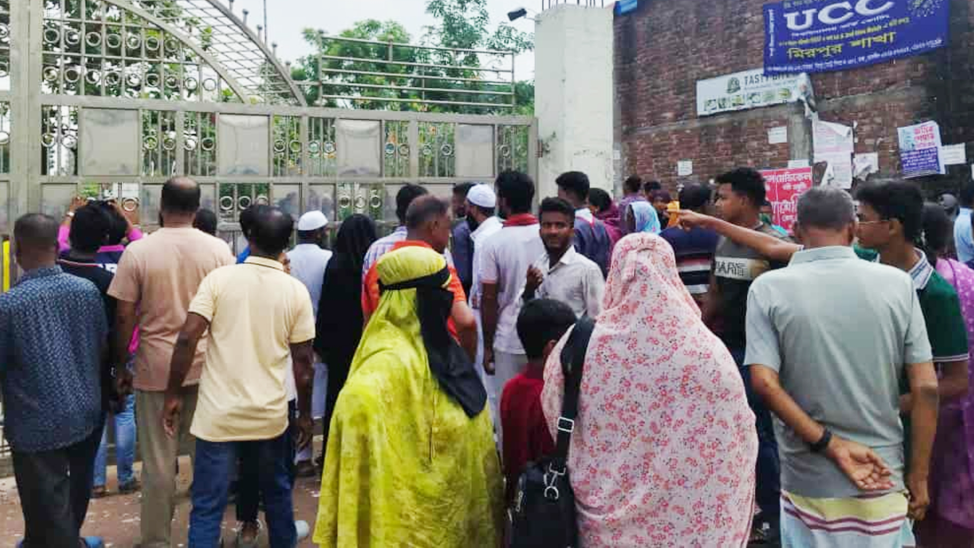 মাইলস্টোনের প্রধান ফটক বন্ধ, প্রবেশ করতে দেওয়া হচ্ছে না কাউকে