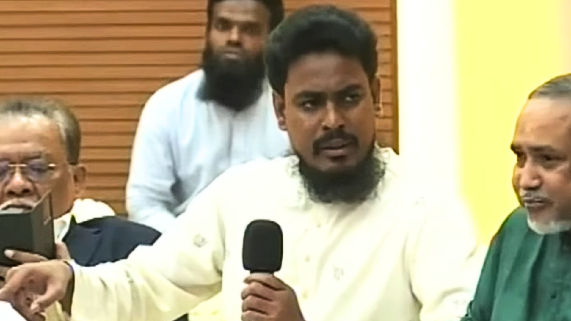 উচ্চকক্ষ নিয়ে ঐকমত্য কমিশনে উত্তপ্ত বিতর্ক-উত্তেজনা, ‘দুঃখিত’ বলার পর শান্ত হলেন এনসিপি নেতারা