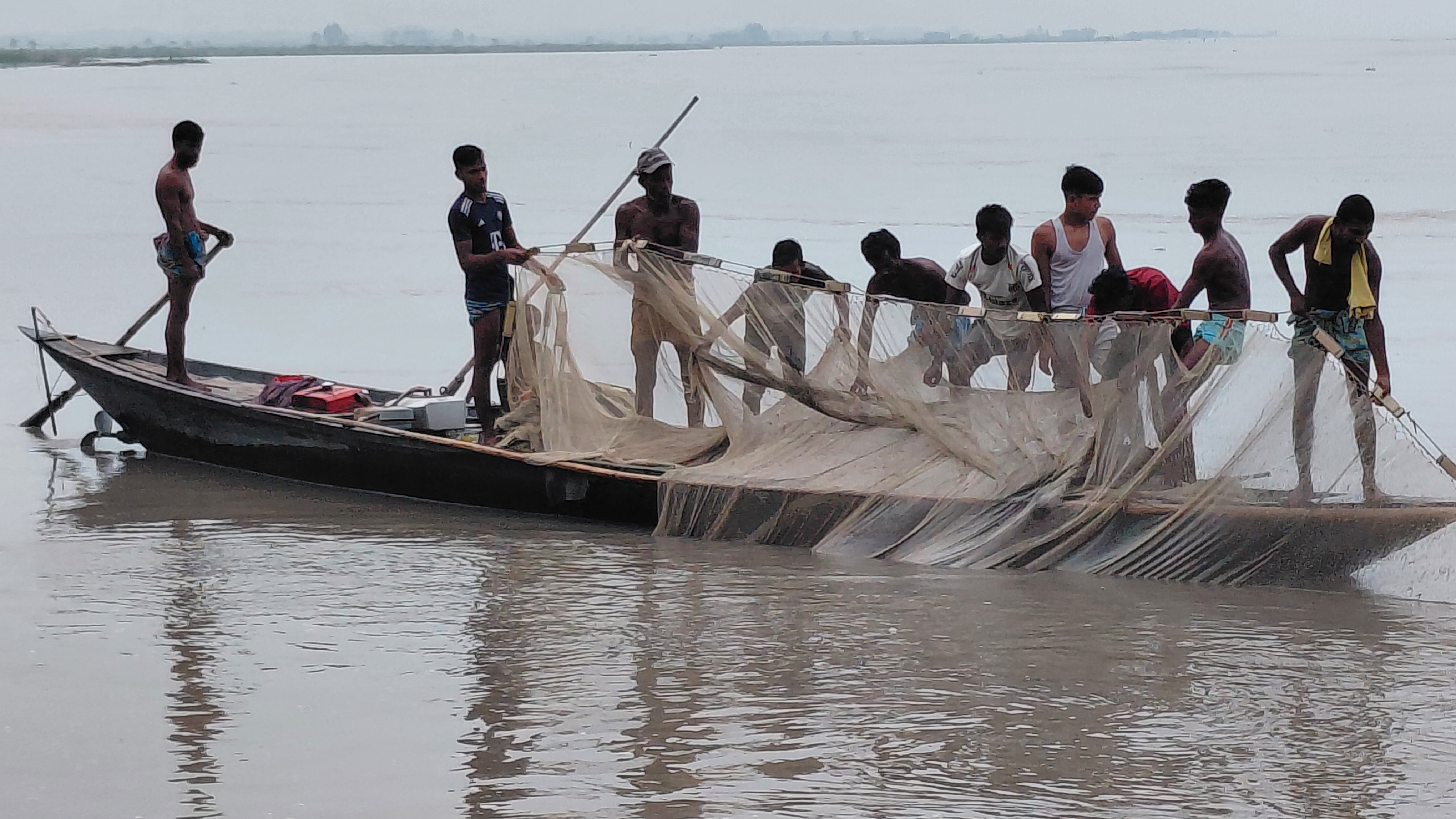 প্রাচুর্যের তিস্তা এখন প্রায় শূন্য, পেশা ছেড়েছেন হাজারো জেলে