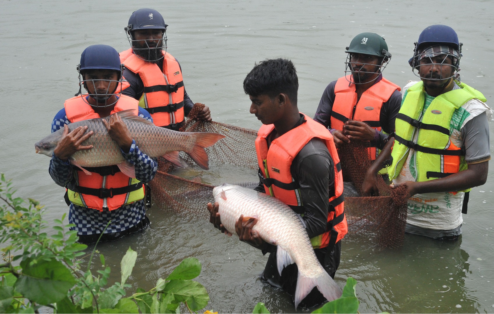 হেলমেট পরে মাছ ধরতে হয় এই পুকুরে