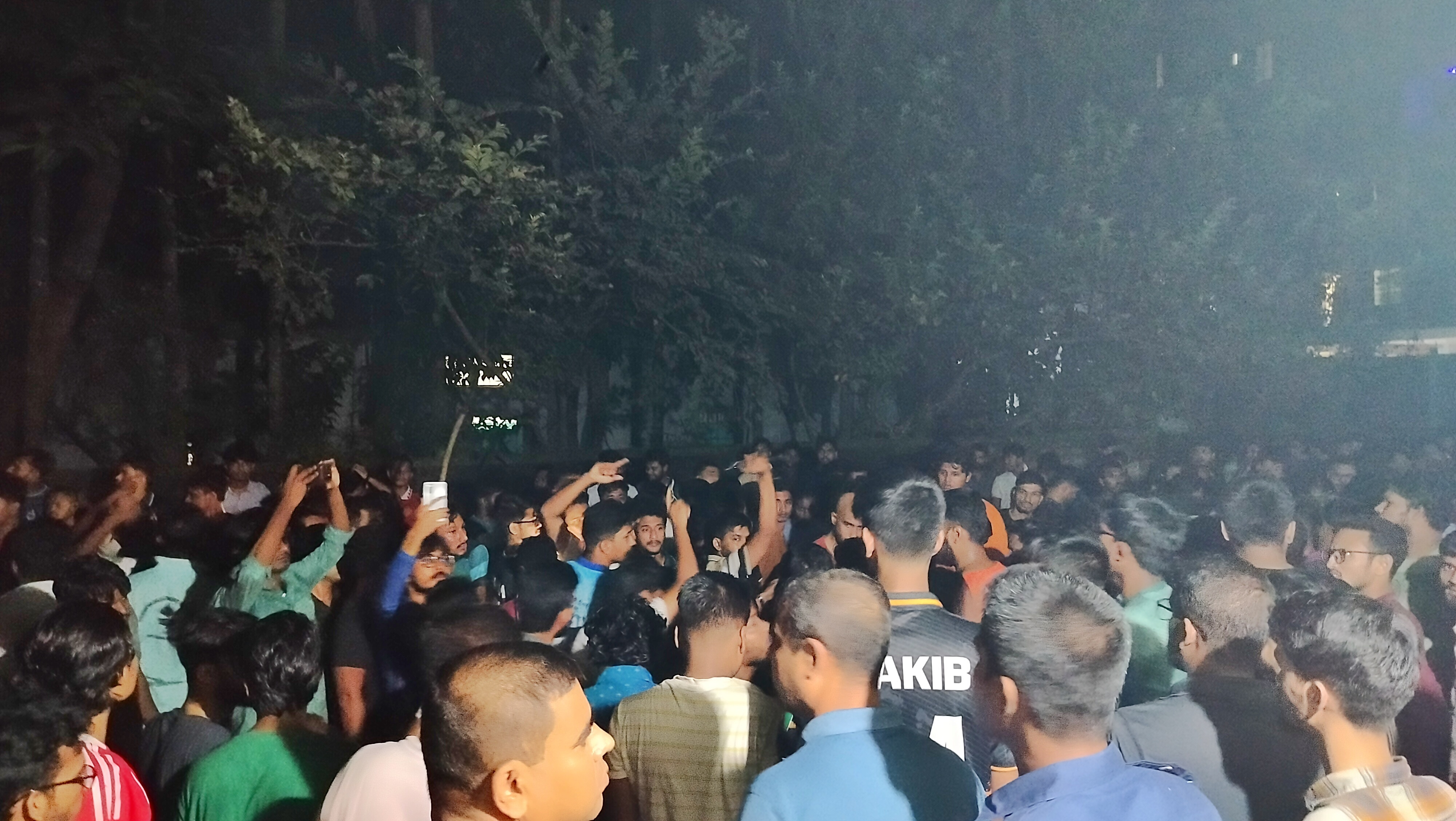 চবিতে মধ্যরাতে স্থানীয়দের সঙ্গে শিক্ষার্থীদের সংঘর্ষ, আহত শতাধিক