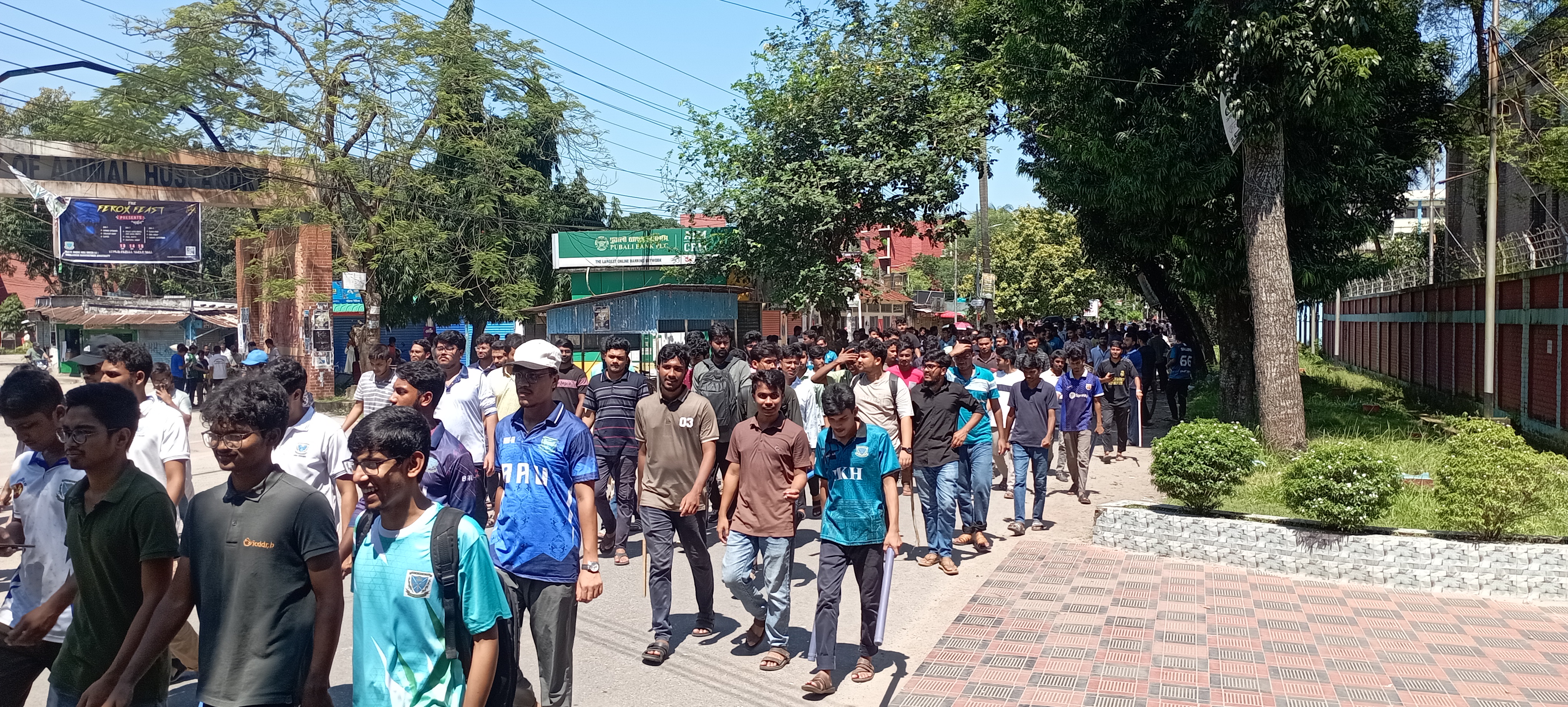 বাকৃবি: হল ছাড়ছেন কেউ কেউ, ক্যাম্পাসে অবস্থান শিক্ষার্থীদের একাংশের