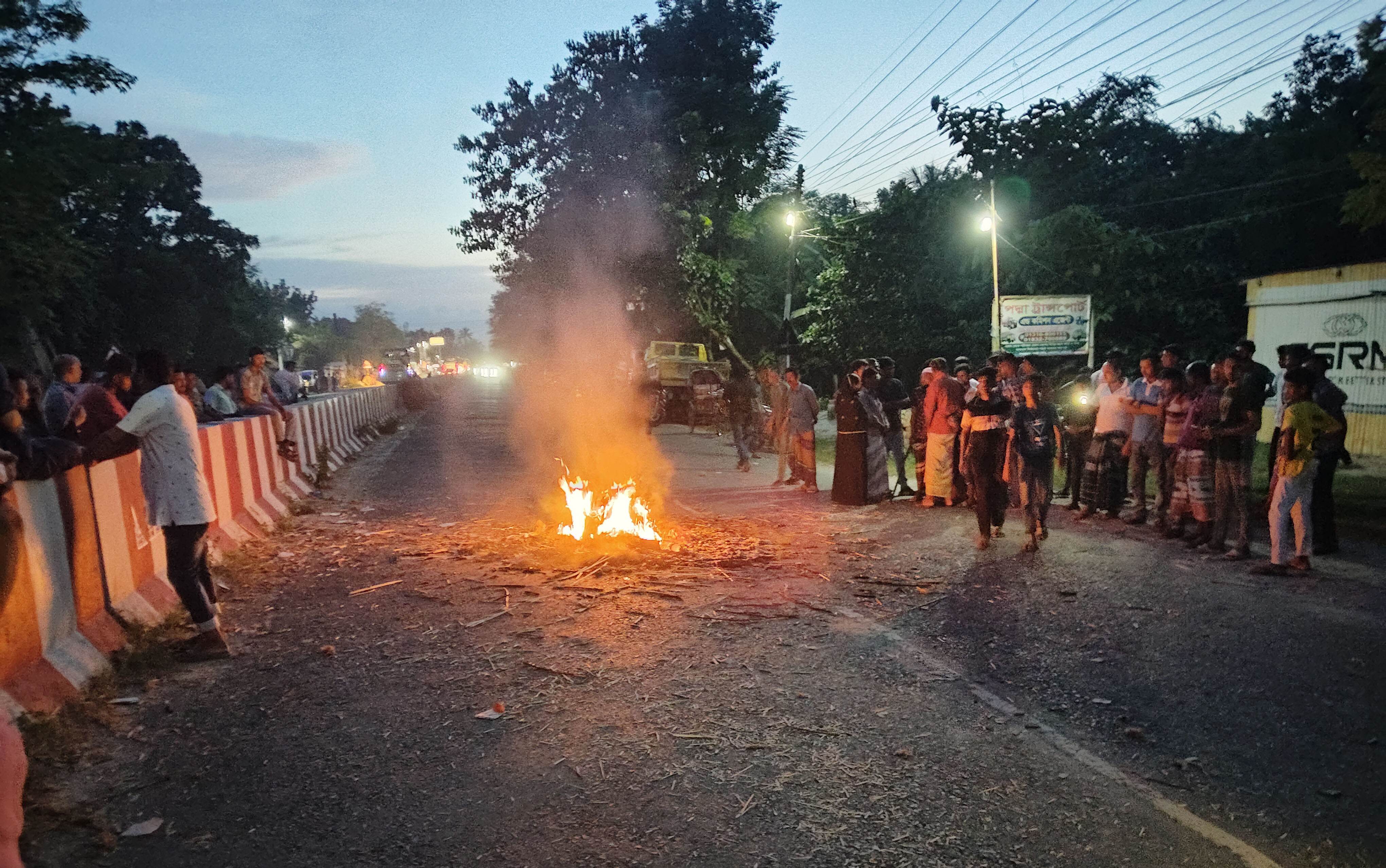 রাজবাড়ীতে কবর থেকে লাশ তুলে পুড়িয়ে দিলো উত্তেজিত জনতা, সংঘর্ষে নিহত ১