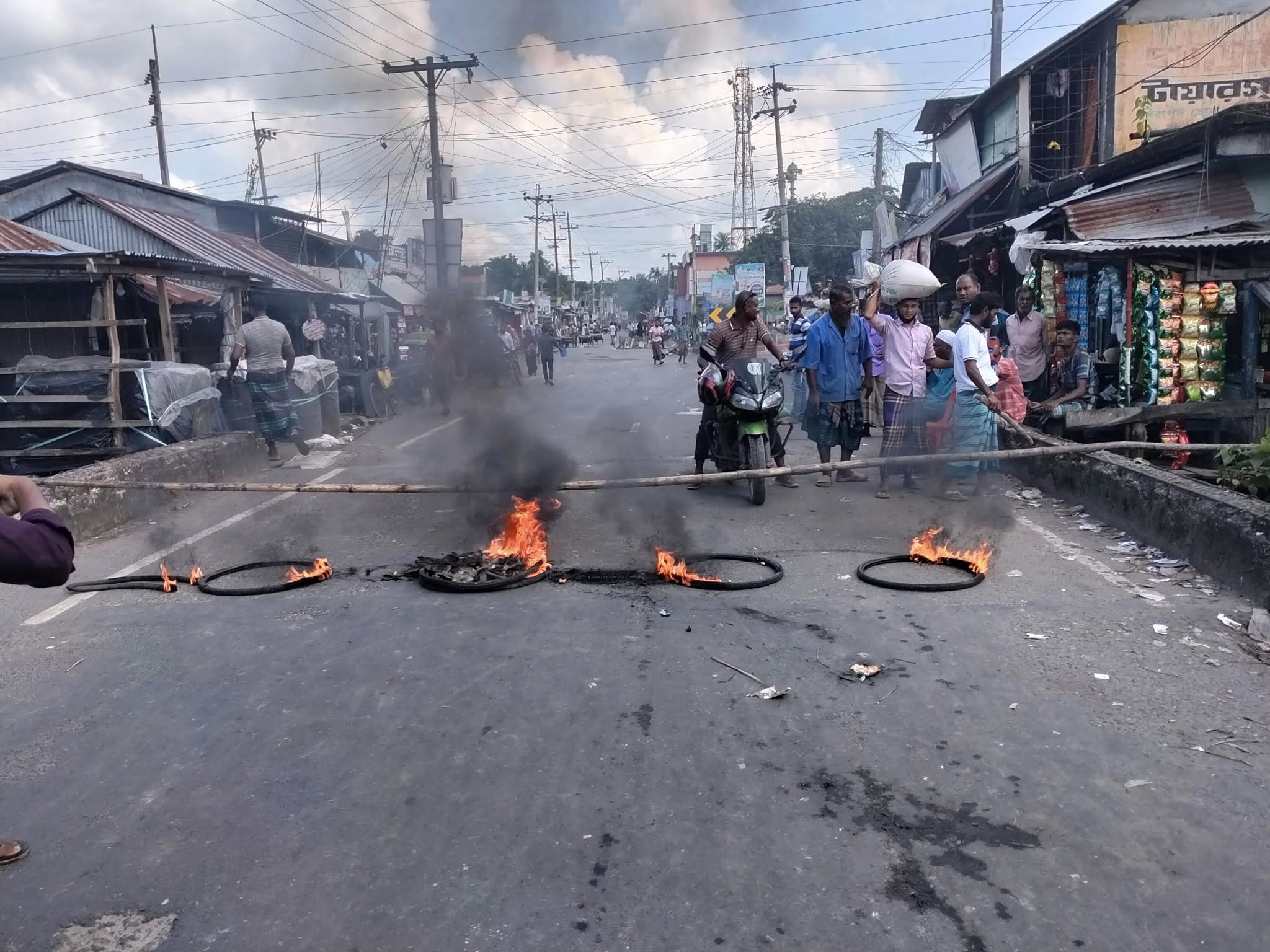 বাগেরহাটে ৪টি সংসদীয় আসন পুনর্বহালের দাবিতে চলছে হরতাল-অবরোধ