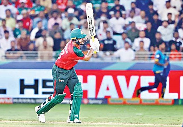 যে ছক্কায় নিজেকে অন্যভাবে চেনালেন সাইফ