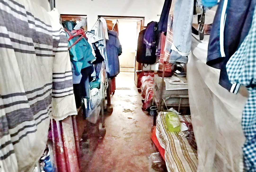 আইনশৃঙ্খলা রক্ষায় চ্যালেঞ্জ: পুলিশ ব্যারাকে অমানবিক জীবনযাপন