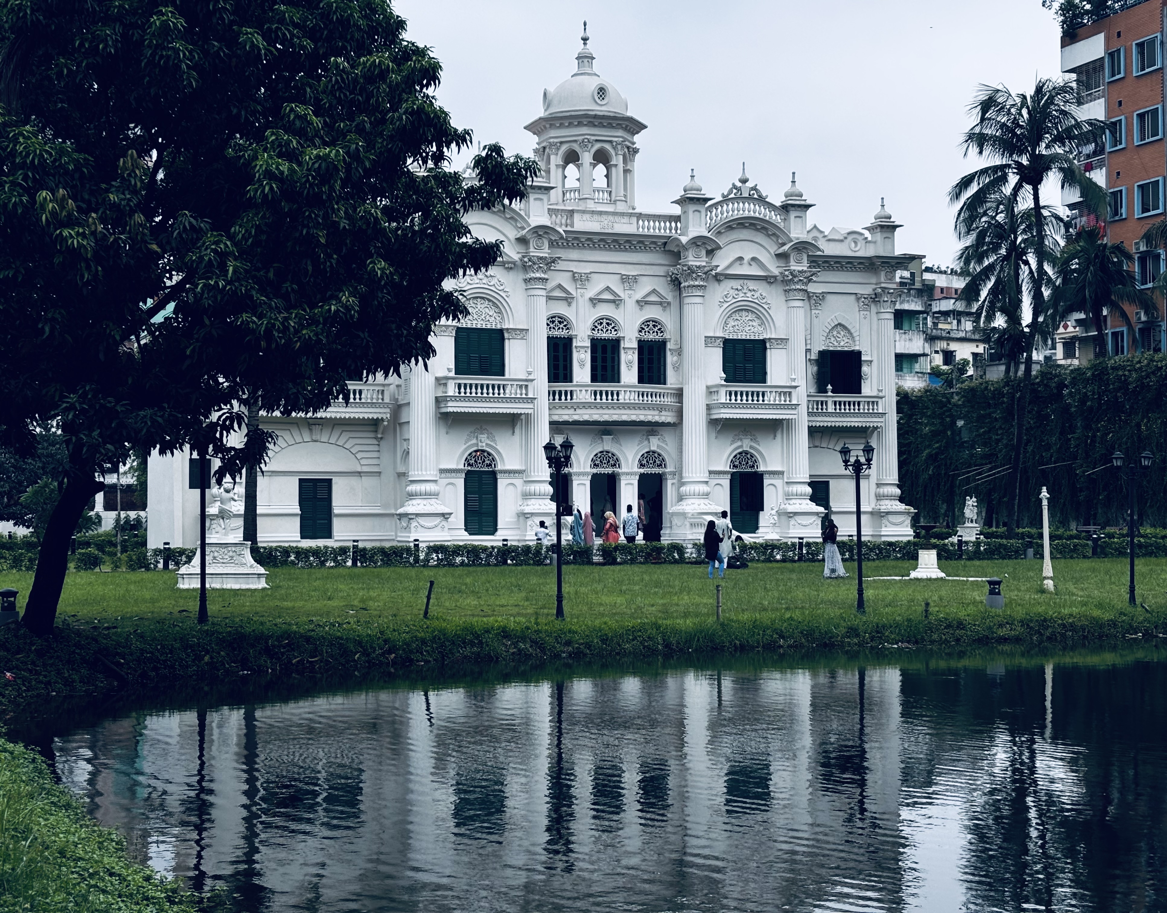 রোজ গার্ডেন টিকটুলি