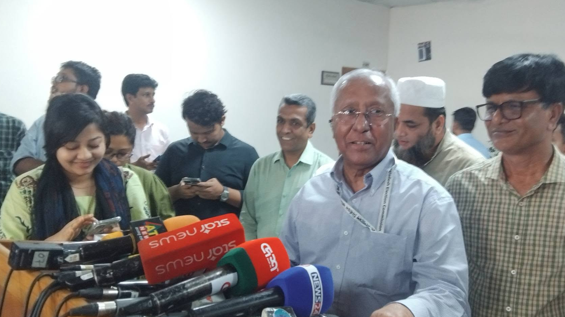 কমিশন সভা শেষে সাংবাদিকদের সঙ্গে কথা বলেন ইসির সিনিয়র সচিব আখতার আহমেদ। ছবি: স্টার