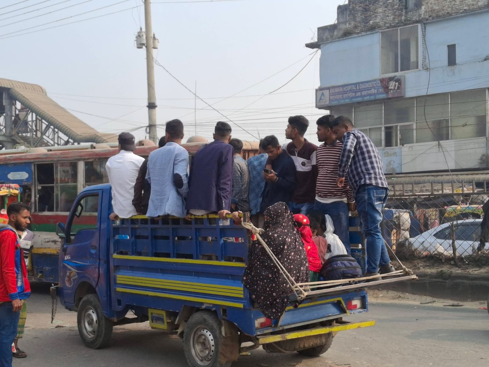 গাজীপুরে ঘরমুখো মানুষ
