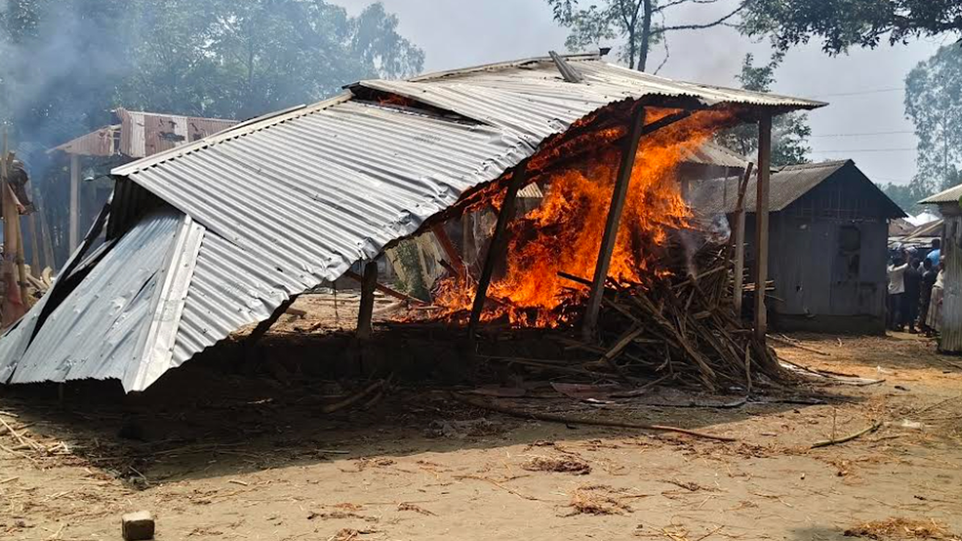 বিক্ষুব্ধ জনতা অভিযুক্তের বাড়িতে আগুন ধরিয়ে দেন। ছবি: স্টার