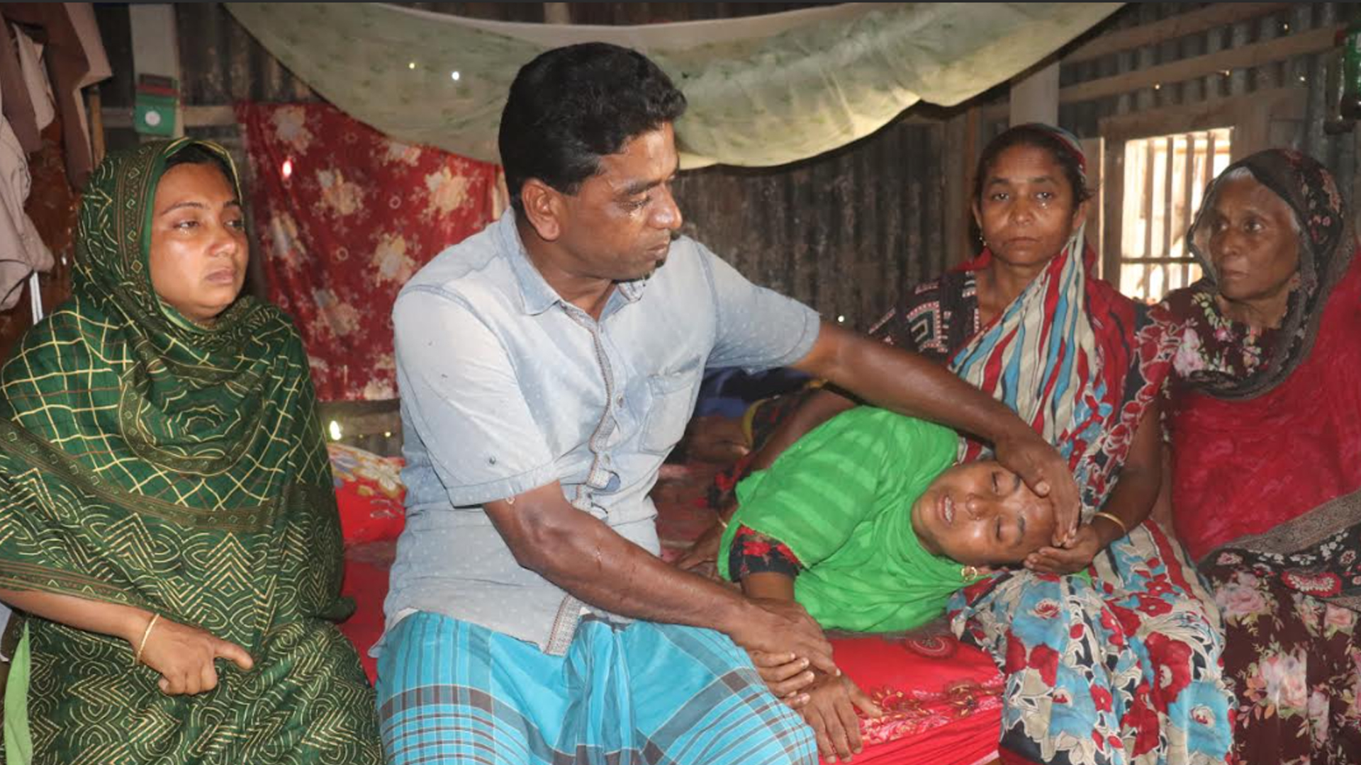 রহিমের মৃত্যুর খবর পেয়ে কান্নায় ভেঙে পড়েন স্বজনরা। ছবি: স্টার