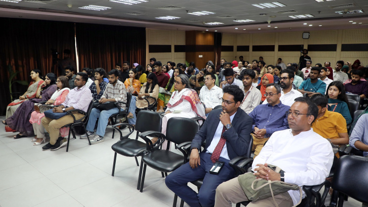 উগ্রবাদ নিয়ে সংবাদ প্রকাশে মহিমান্বিত করা নয়, বিমানবিকীকরণও নয়: ডন সম্পাদক