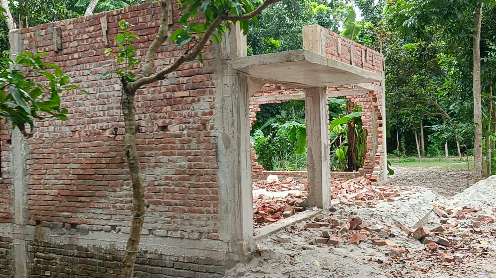 আলফাডাঙ্গায় কলেজশিক্ষার্থী হত্যা: প্রতিপক্ষের বাড়িতে হামলা, ভাঙচুর ও লুটপাট