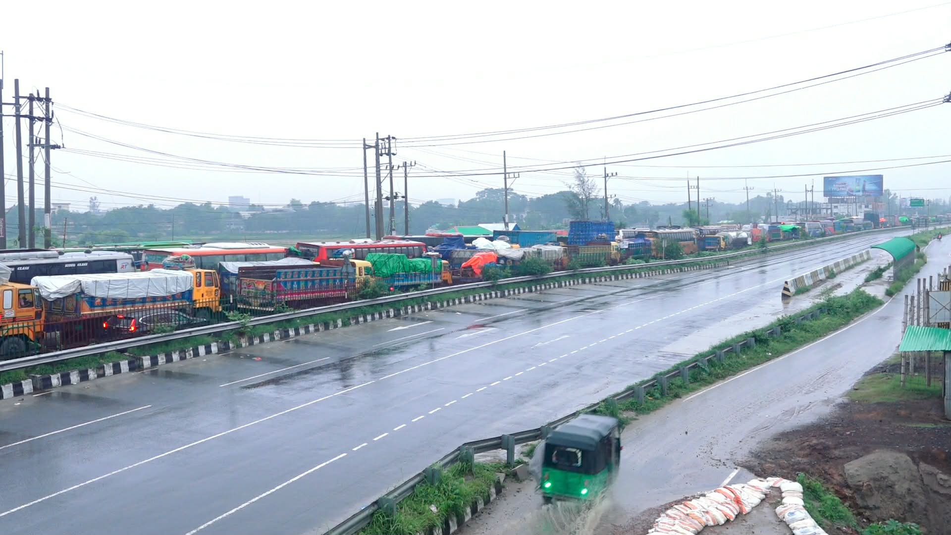 সকাল সাড়ে ৮টার দিকে যমুনা সেতুর ট্রাফিক কন্ট্রোল রুম জানিয়েছে, সেতুর দুই পাশেই প্রচণ্ড চাপ থাকলেও যান চলাচল পুরোপুরি বন্ধ হয়নি।